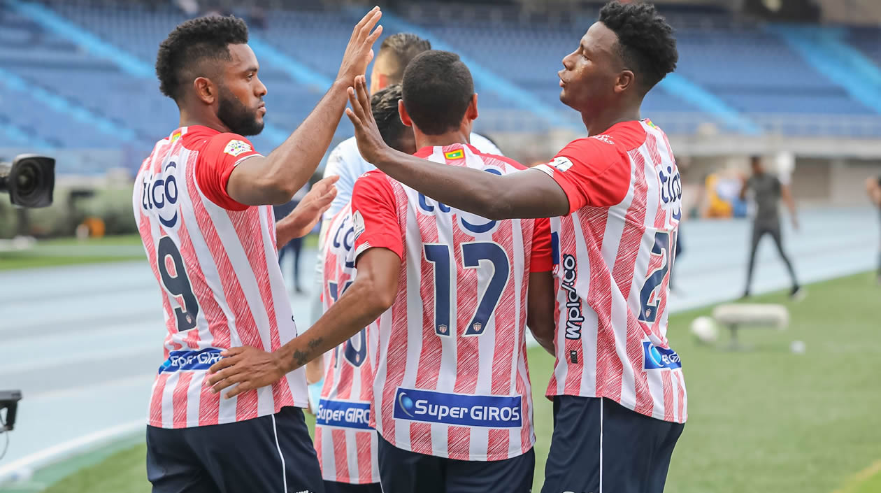 Dany Rosero y Gabriel Fuentes celebrando con Miguel Ángel Borja.