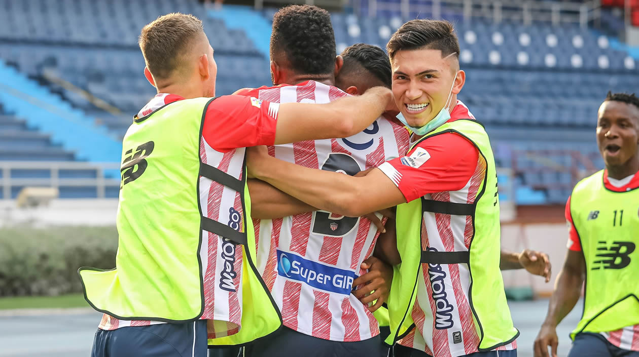 Miguel Ángel Borja celebrando el primero de los goles con sus compañeros.