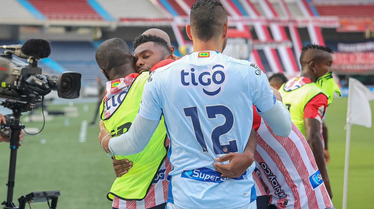 Carmelo Valencia y Eder Chaux festetando con Miguel Ángel Borja.