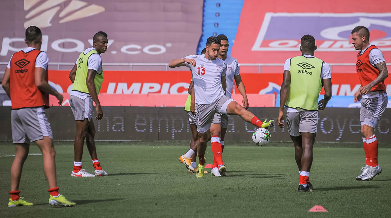Jugadores de Santa Fe en el calentamiento en el estadio Metropolitano.