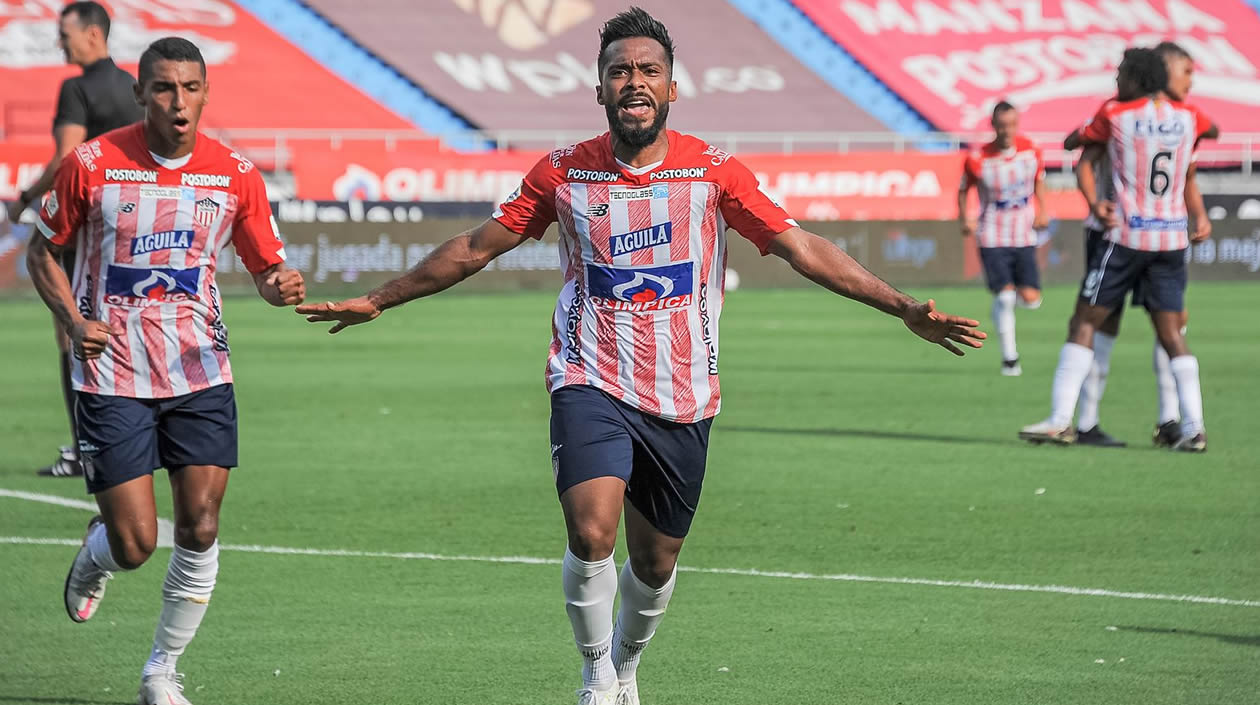 Gabriel Fuentes acompañando a 'Cariaco' González en la celebración.