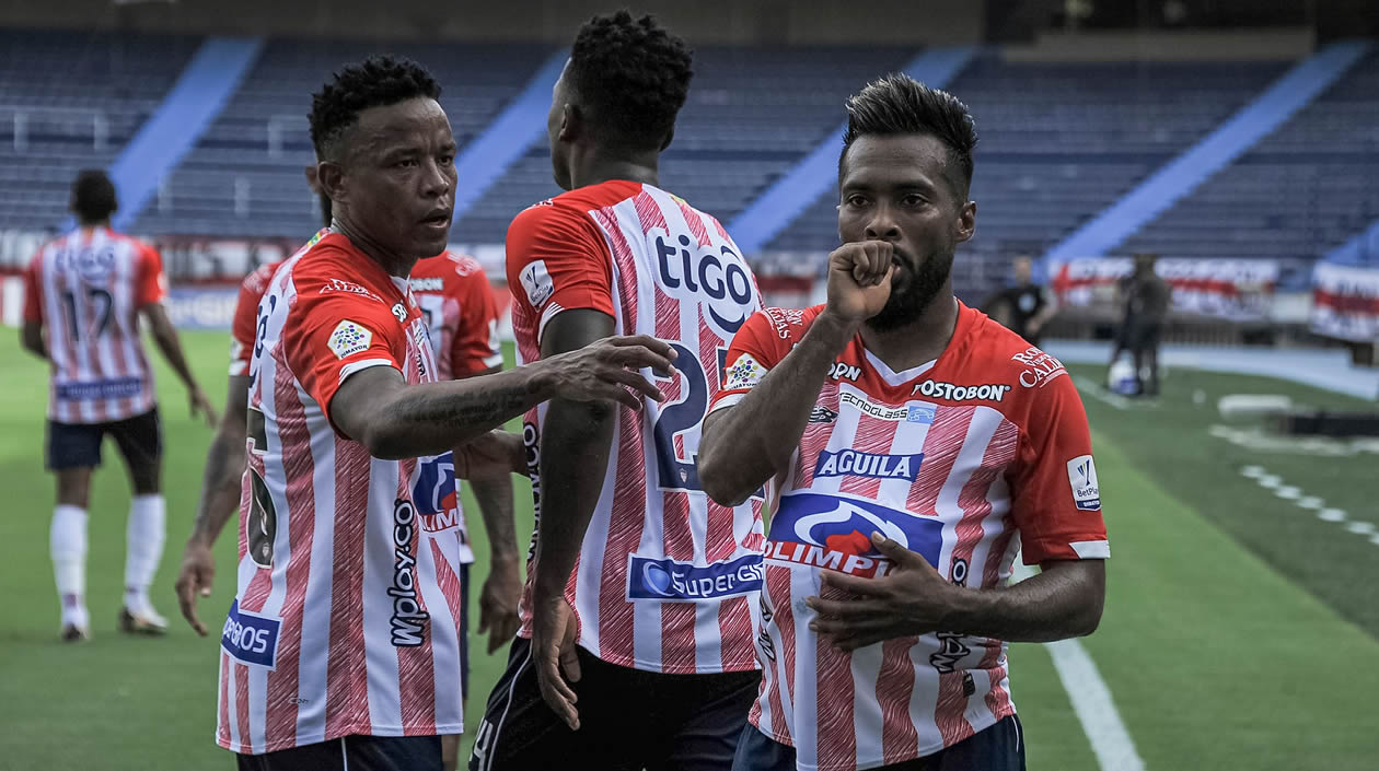 'Cariaco' González celebrando con John Pajoy y Dany Rosero.