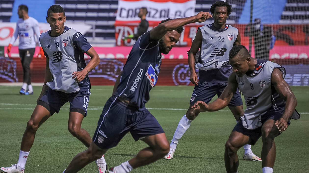 Jugadores del Junior en el calentamiento previo al partido.