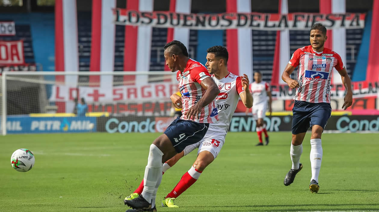 Willer Ditta rechazando una llegad de Kelvin osorio.