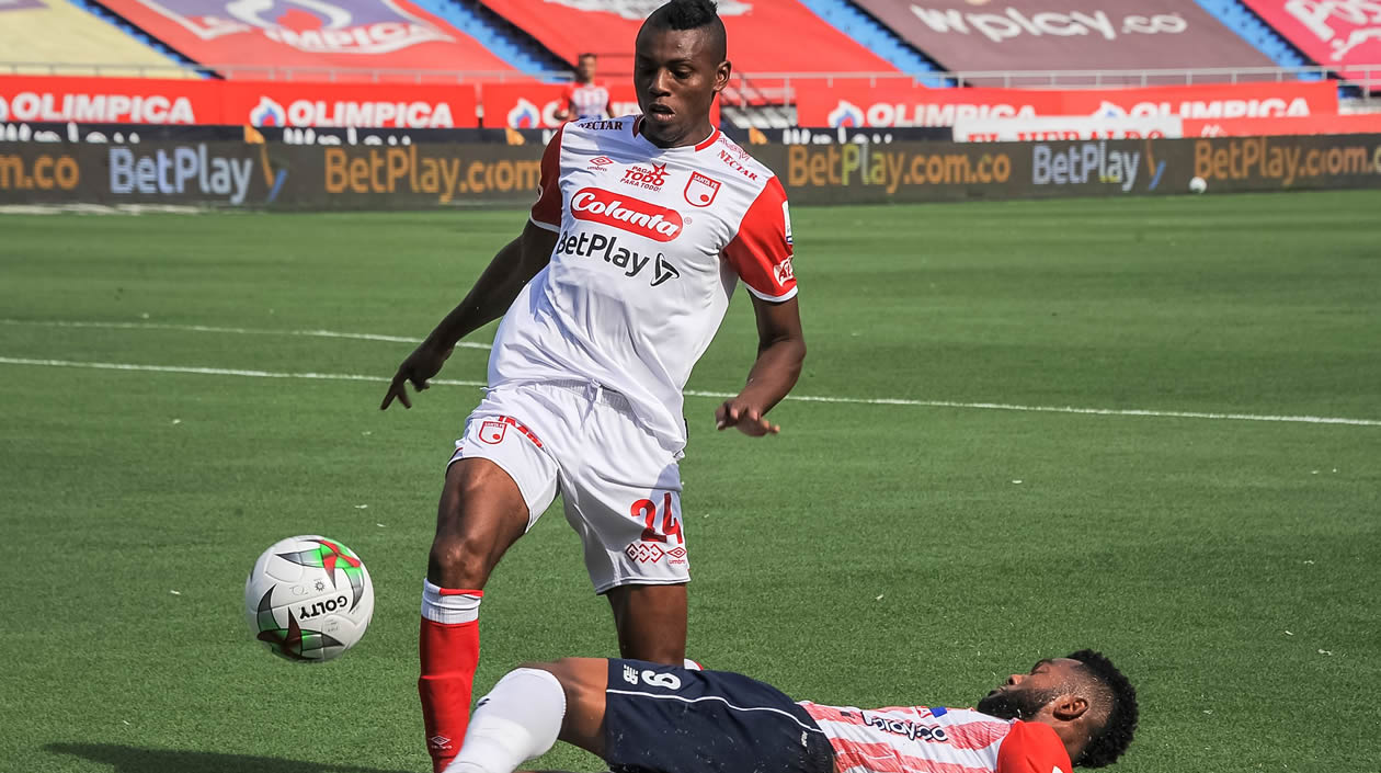 Jeisson Palacios controlando un ataque de Miguel Ángel Borja.