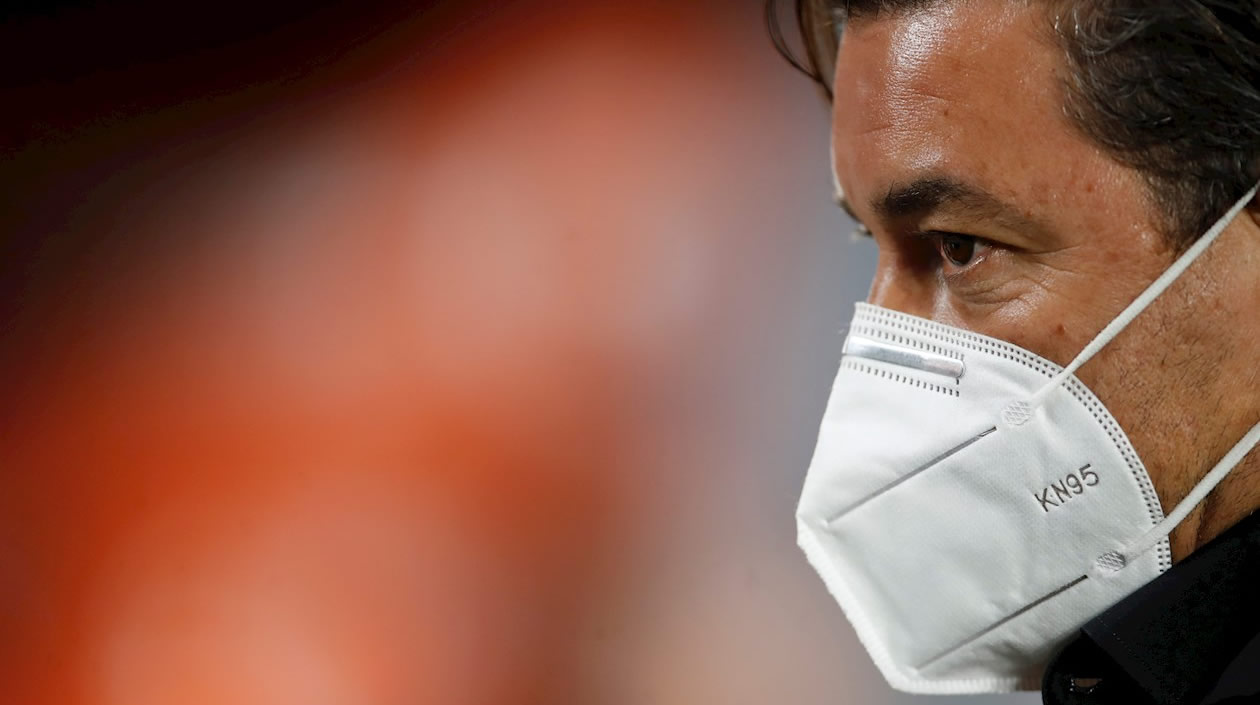 Marcelo Gallardo, DT de River Plate, atento al partido.