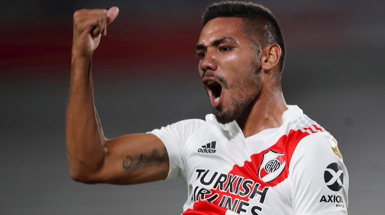 Héctor David Martínez celebrando el primer gol de River Plate.