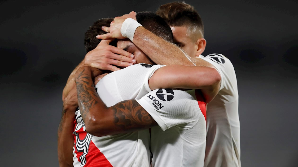 Jugadores de River Plate festejando la apertura del marcador.