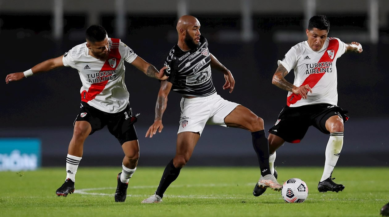 Freddy Hinestroza entre dos rivales.