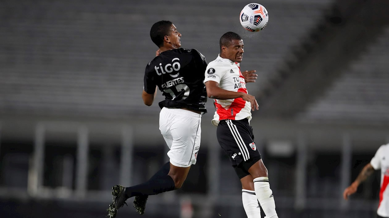 Gabriel Fuentes neutralizando otra llegada de los locales.
