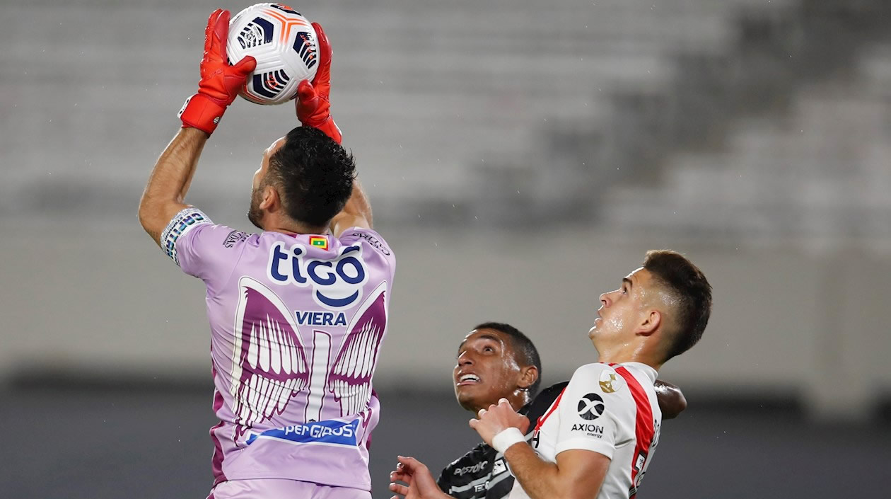 Sebastián Viera controlando en jugada aérea.