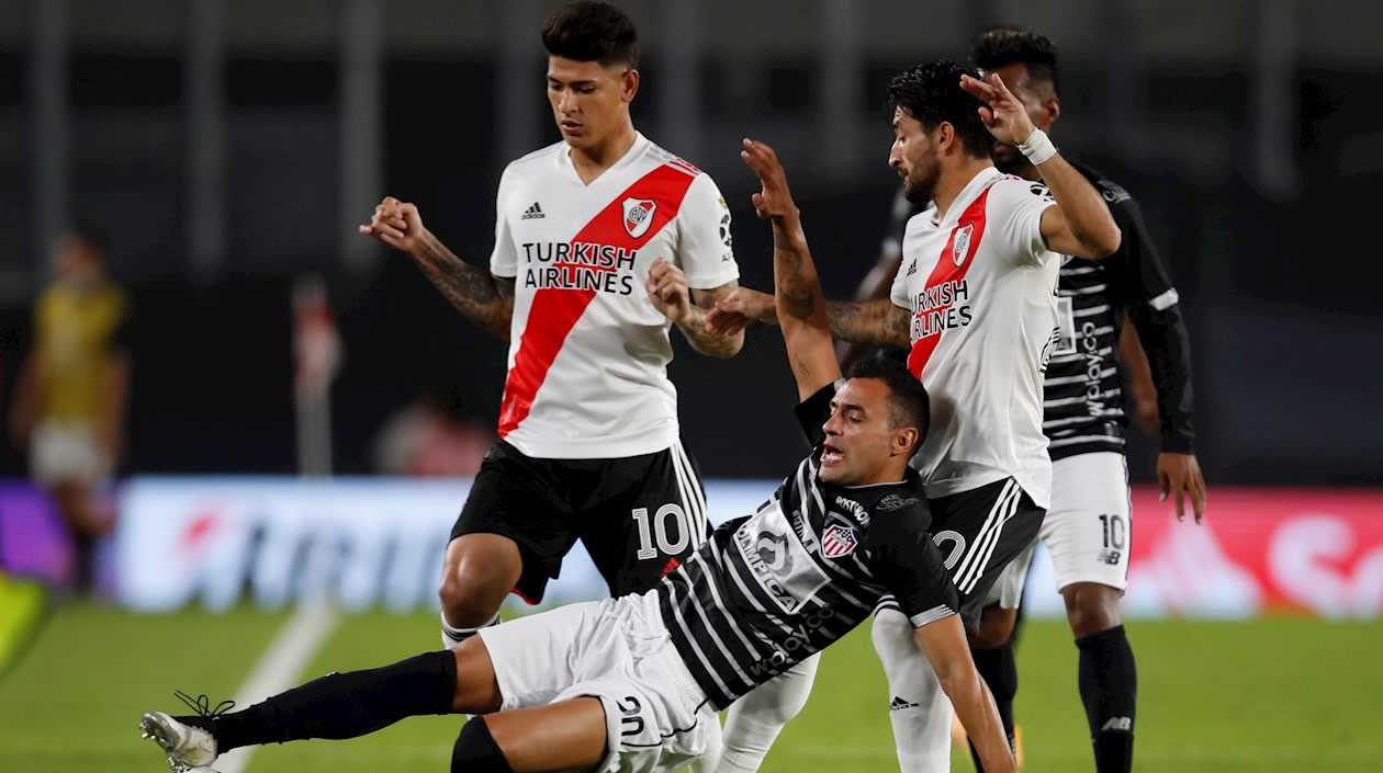 Falta entre dos contra Marlon Piedrahita.