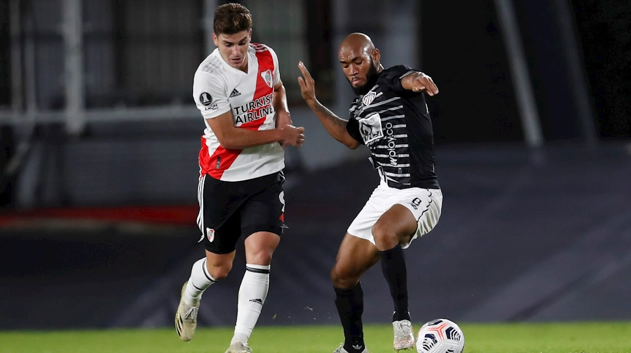 Freddy Hinestroza enfrentando al atacante Julián Álvarez.
