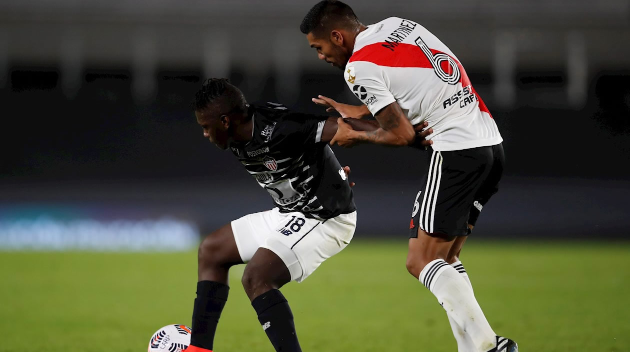 Edwuin Cetré intentando superar la marca de Héctor David Martínez.