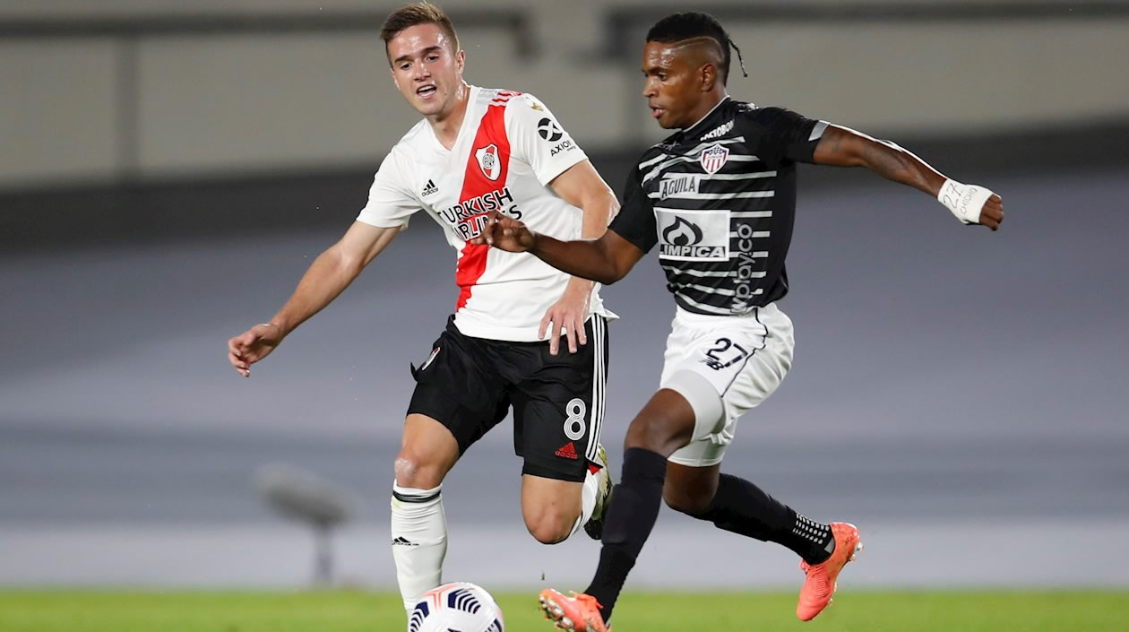 Fabián Viáfara controlando el avance de Agustin Palavecino.