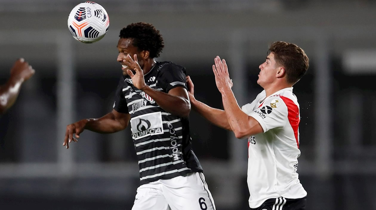 Didier Moreno recortando un avance de River Plate.
