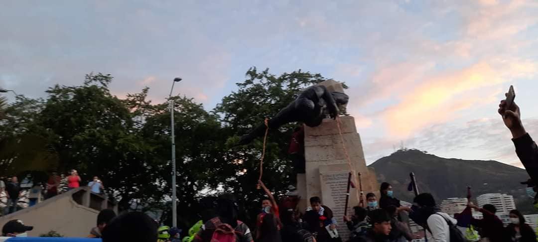 Indígenas del Cauca llegaron a Cali y derrumbaron la estatua de Sebastián de Belalcázar.