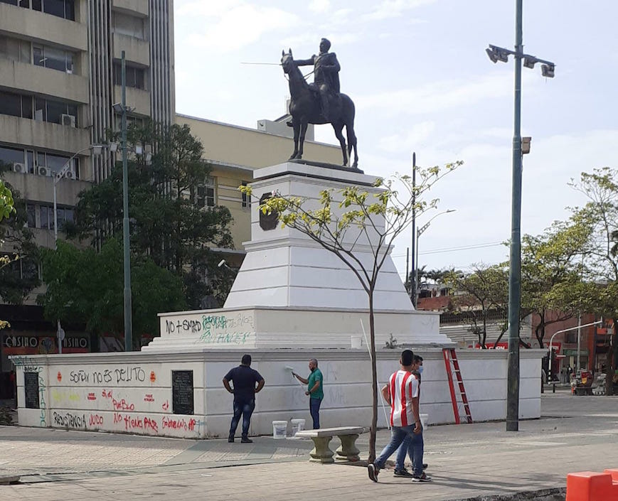 Personal de la Alcaldía de Barranquilla procediendo con la limpieza.