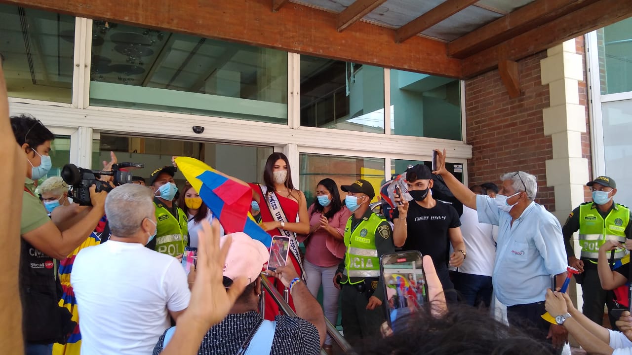 Laura Olascuaga ondea la bandera de Colombia.