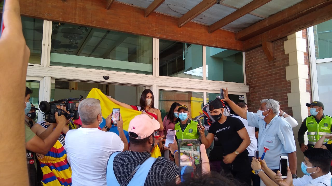 Laura Olascuaga acompañada de un grupo de personas que la despidió.