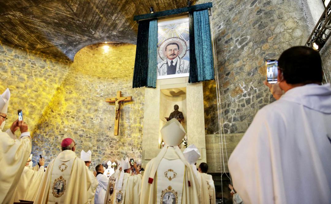 Ceremonia de Beatificación del Dr. José Gregorio Hernández, en la iglesia del Colegio La Salle de Caracas.