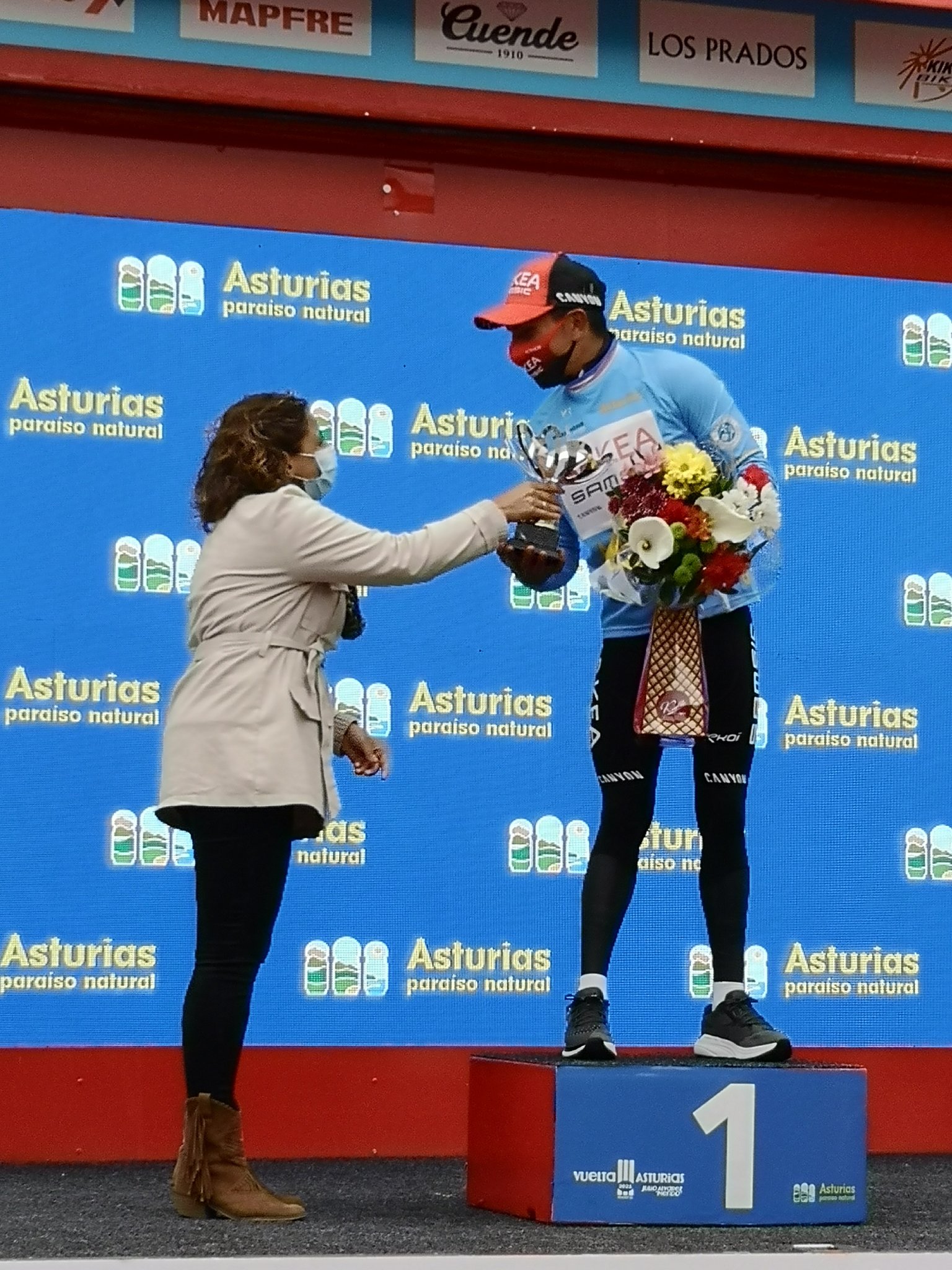 Nairo Recibe el premio y la camiseta de líder, tras ganar la etapa. 