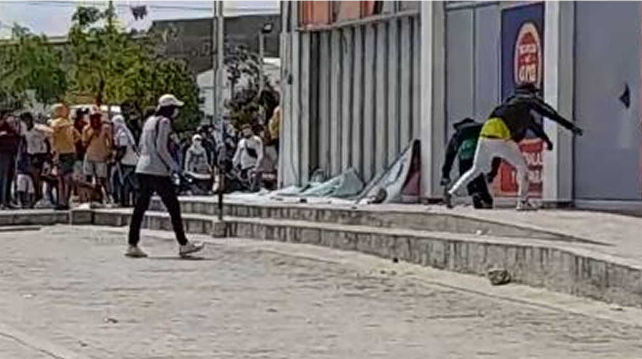 Los encapuchados lanzaron piedras en el ARA y el Justo y Bueno.