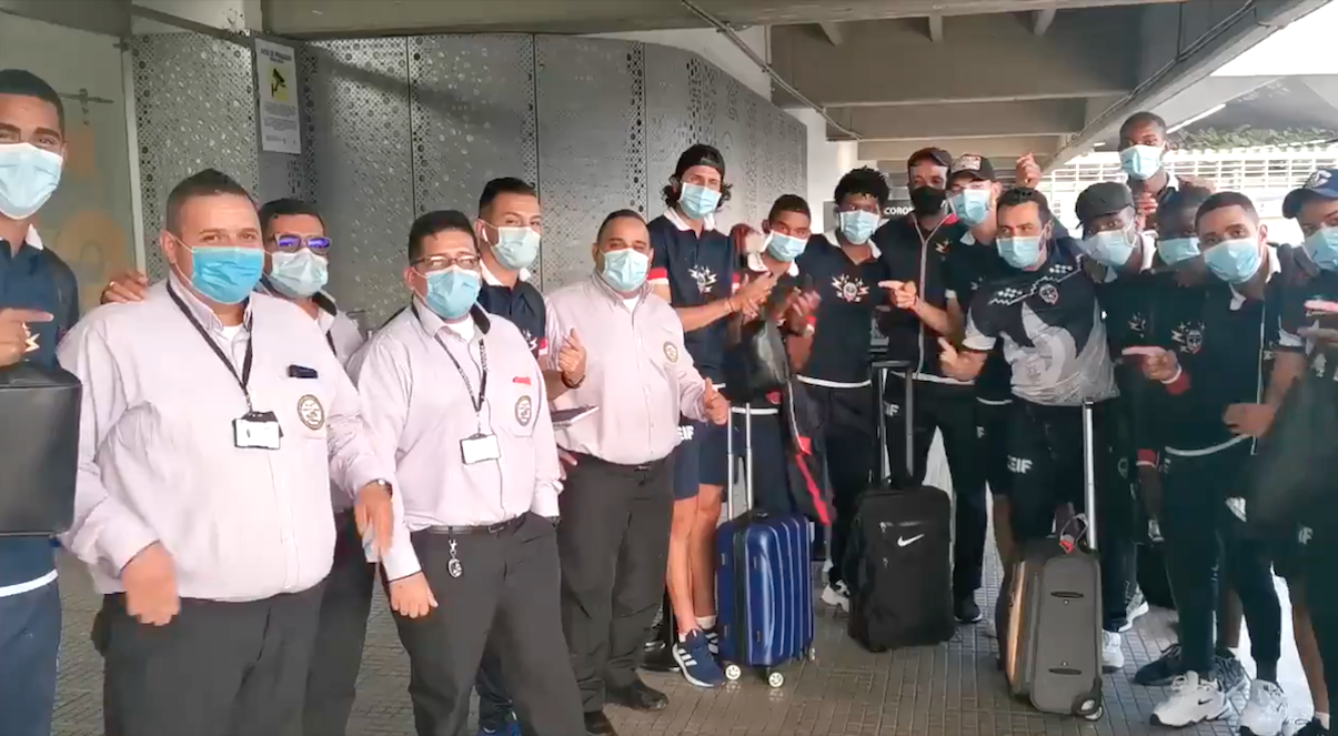 Jugadores de Fortaleza agradecidos con los conductores.