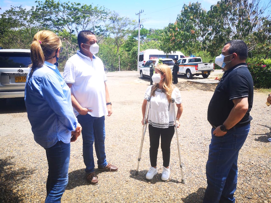 La Gobernadora, Elsa Noguera, con los Secretarios del Interior, Yesid Turbay, y de Salud, Alma Solano, con el Alcalde de Juan de Acosta, Carlos Higgins Villanueva.