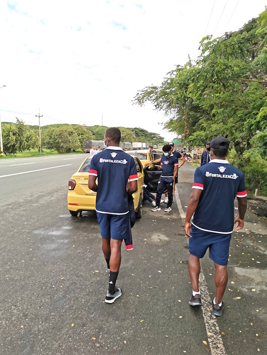 Jugadores de Fortaleza abordando los 'zapaticos'.