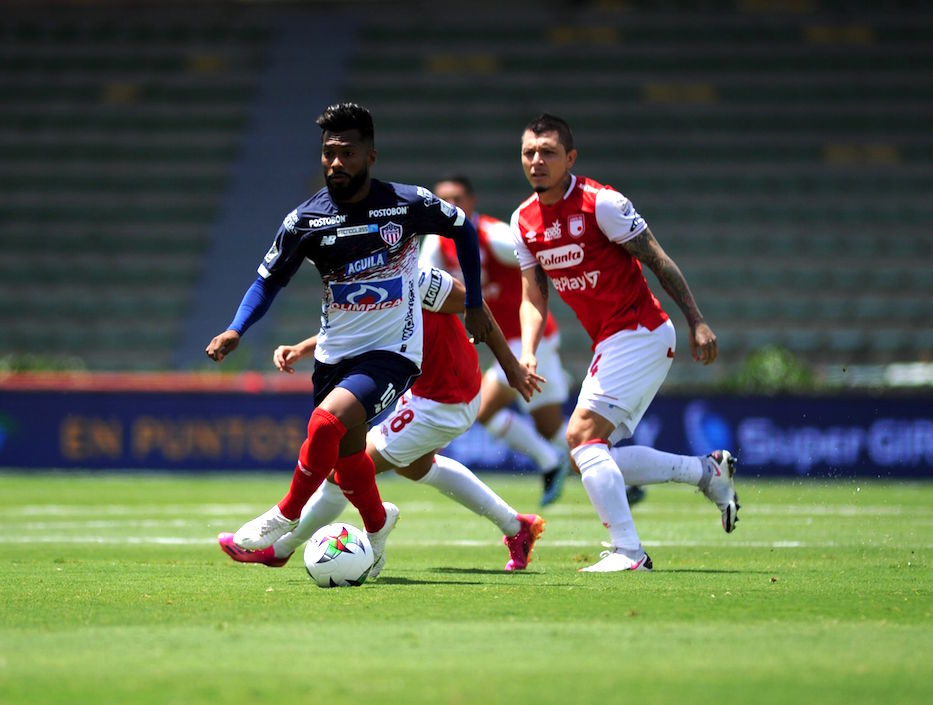 'Cariaco' González superando la marca de Leonardo Pico.