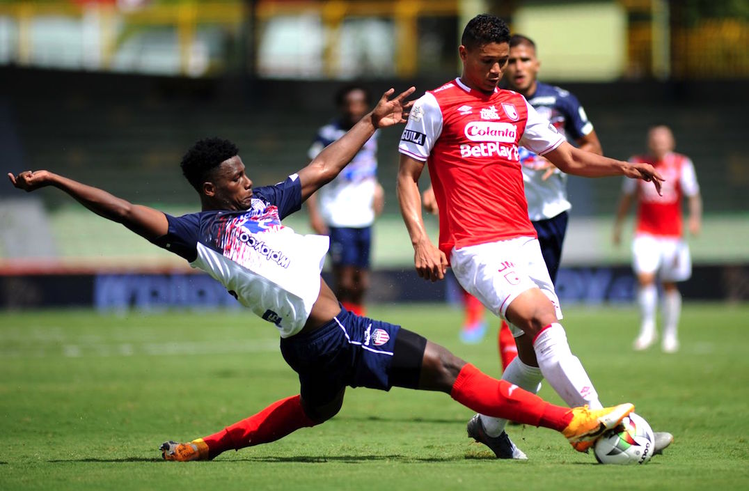 Dany Rosero despejando una llegada santafereña.