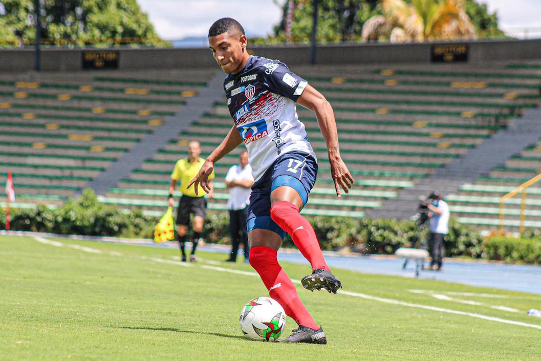 Gabriel Fuentes controlando un balón durante el partido.