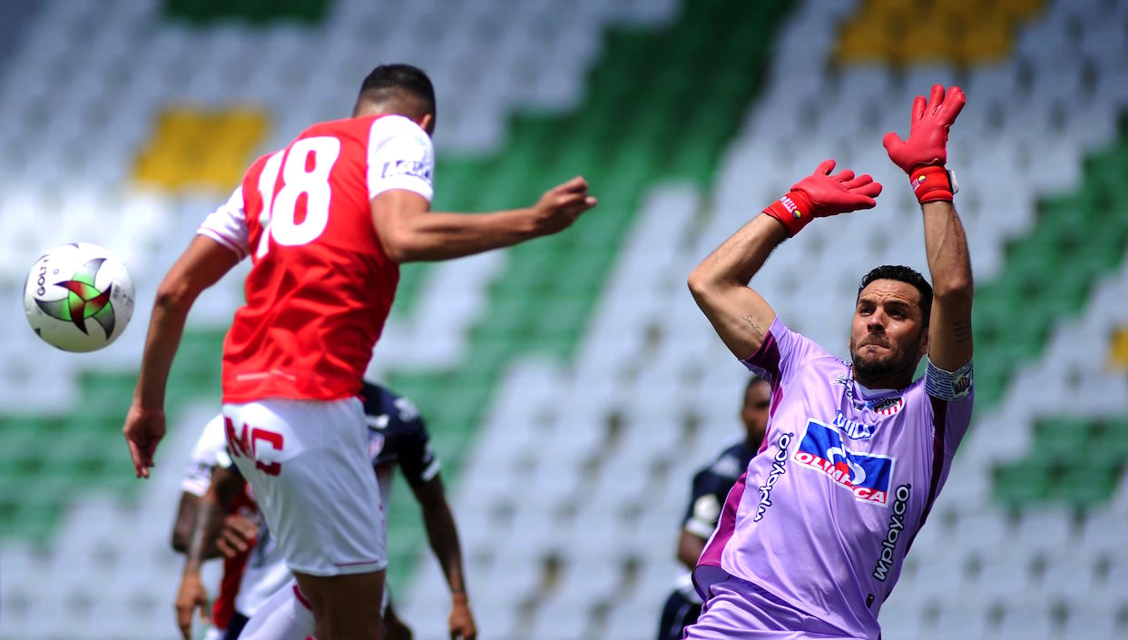 Sebastián Viera atento frente a la llegada de Daniel Giraldo.