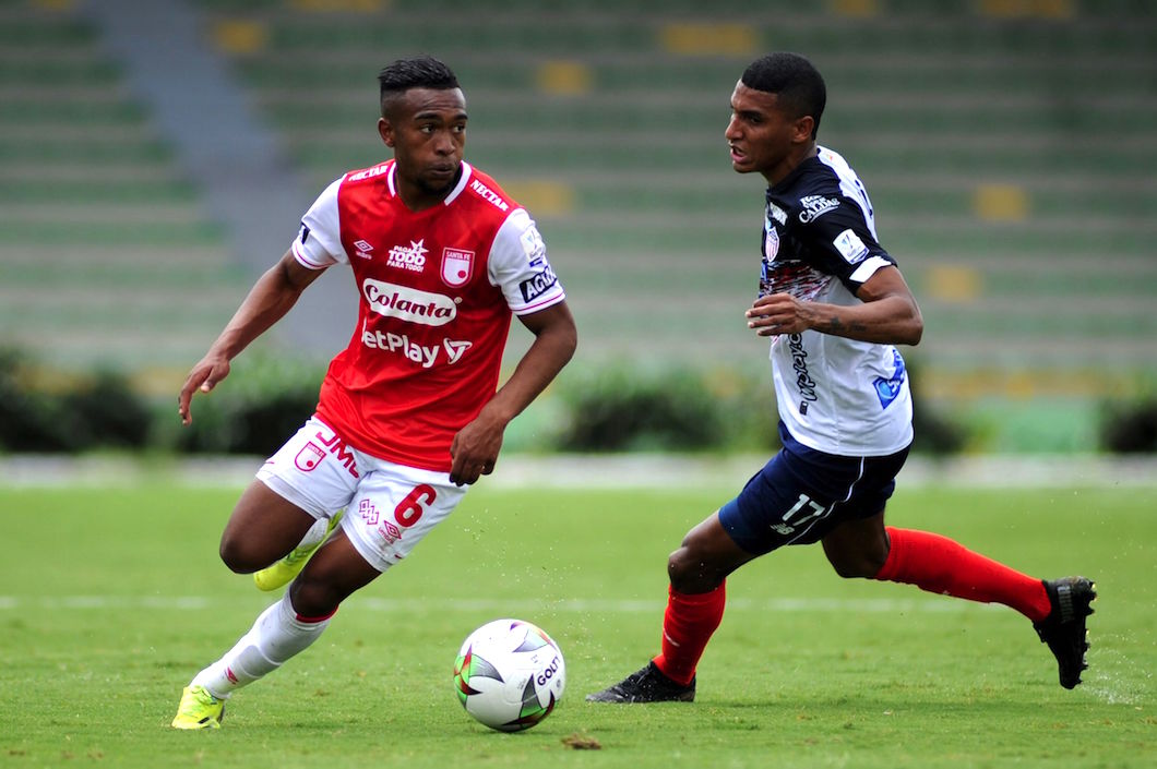 Gabriel Fuentes controlando la llegada de Jersson González.