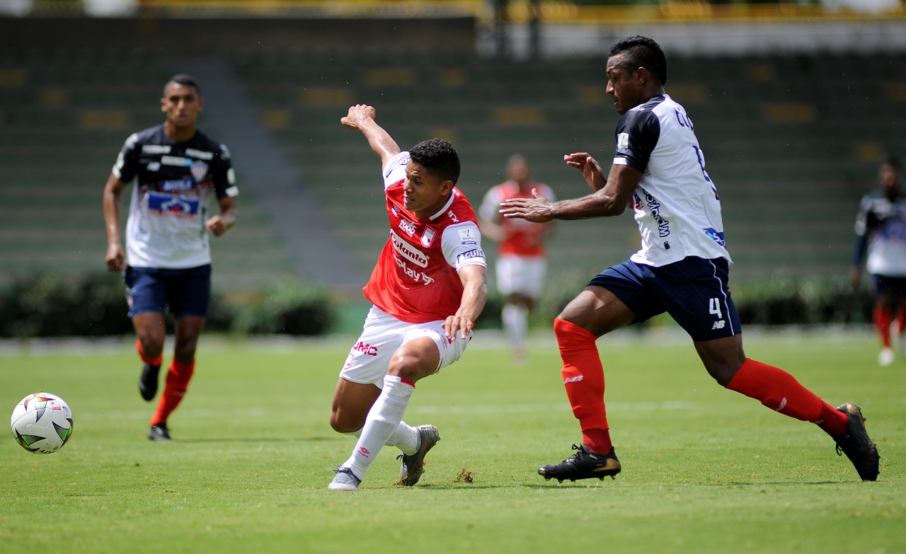 Willer Ditta controlando una llegada santafereña.