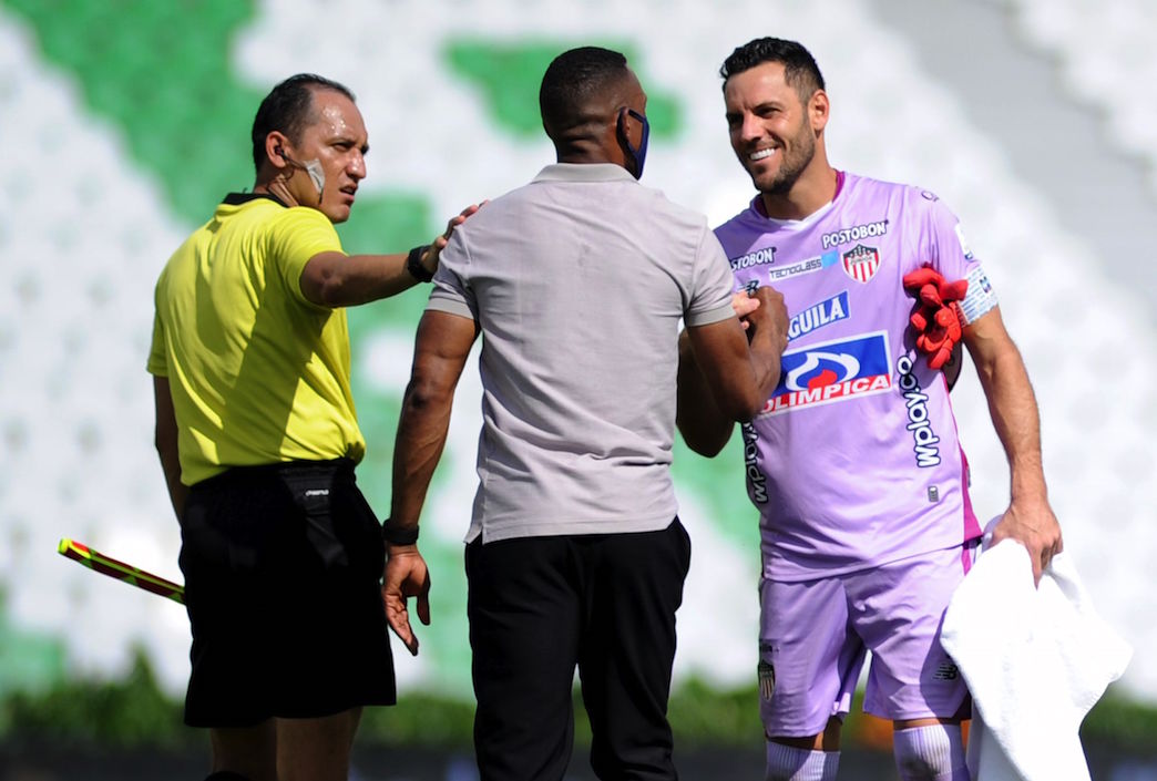 Saludo del capitán Sebastián Viera y el DT Luis Amaranto Perea al final del partido.