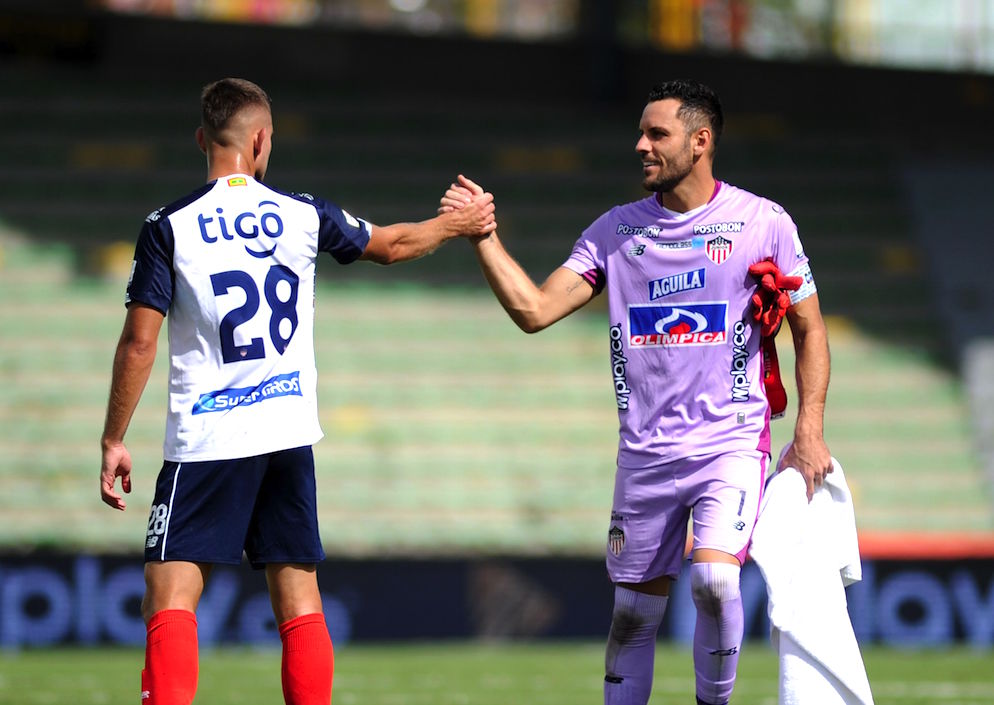 El capitán Sebastián Viera celebrando con Juan David Rodríguez.