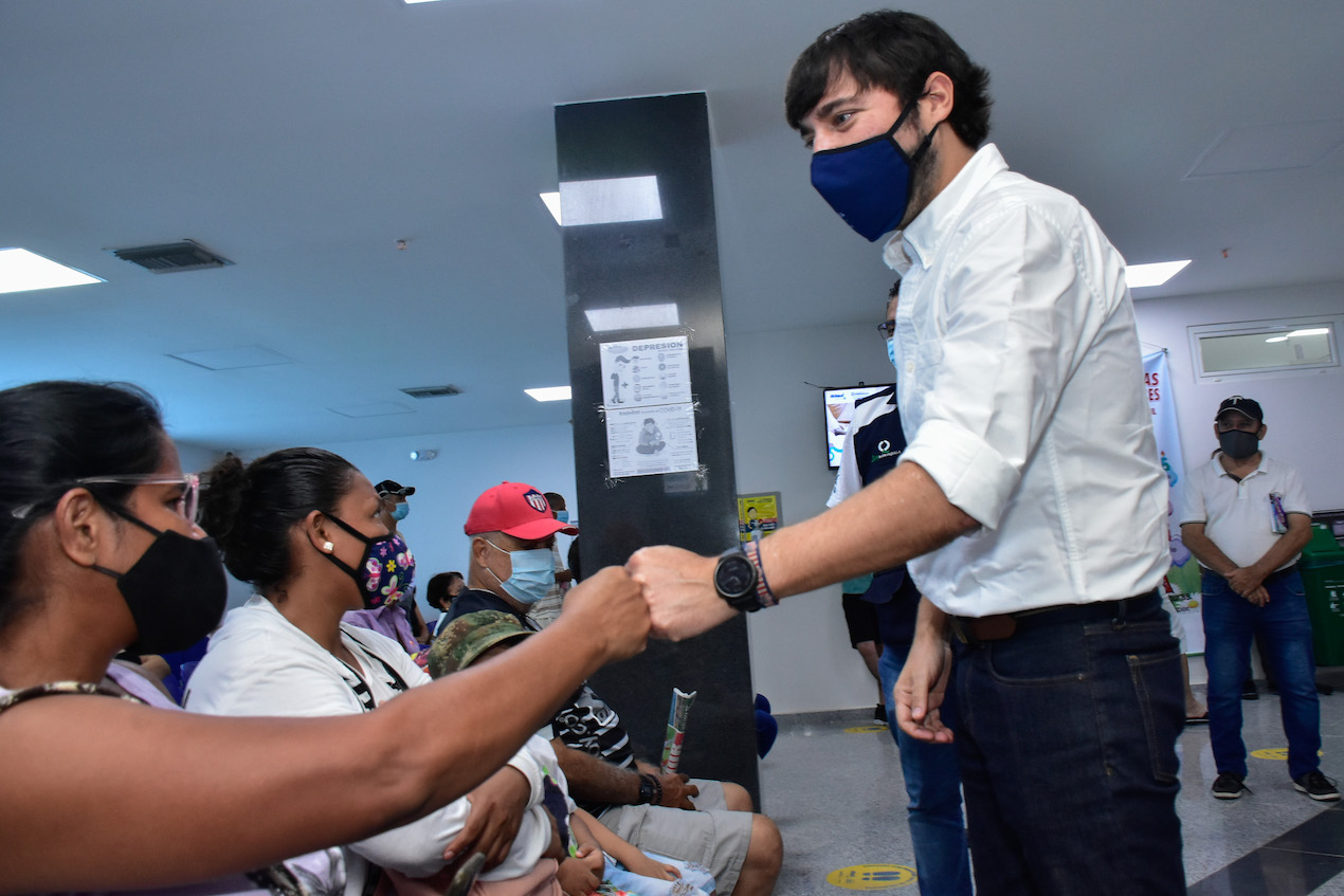 El Alcalde Jaime Pumarejo saluda en el Paso de La Playa a algunos asistentes.