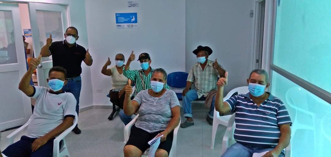 Personas esperando la vacunación.