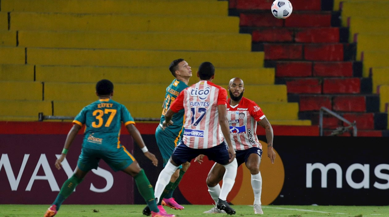 Gabriel Fuentes y Freddy Hinestroza neutralizando una llegada de los brasileños.