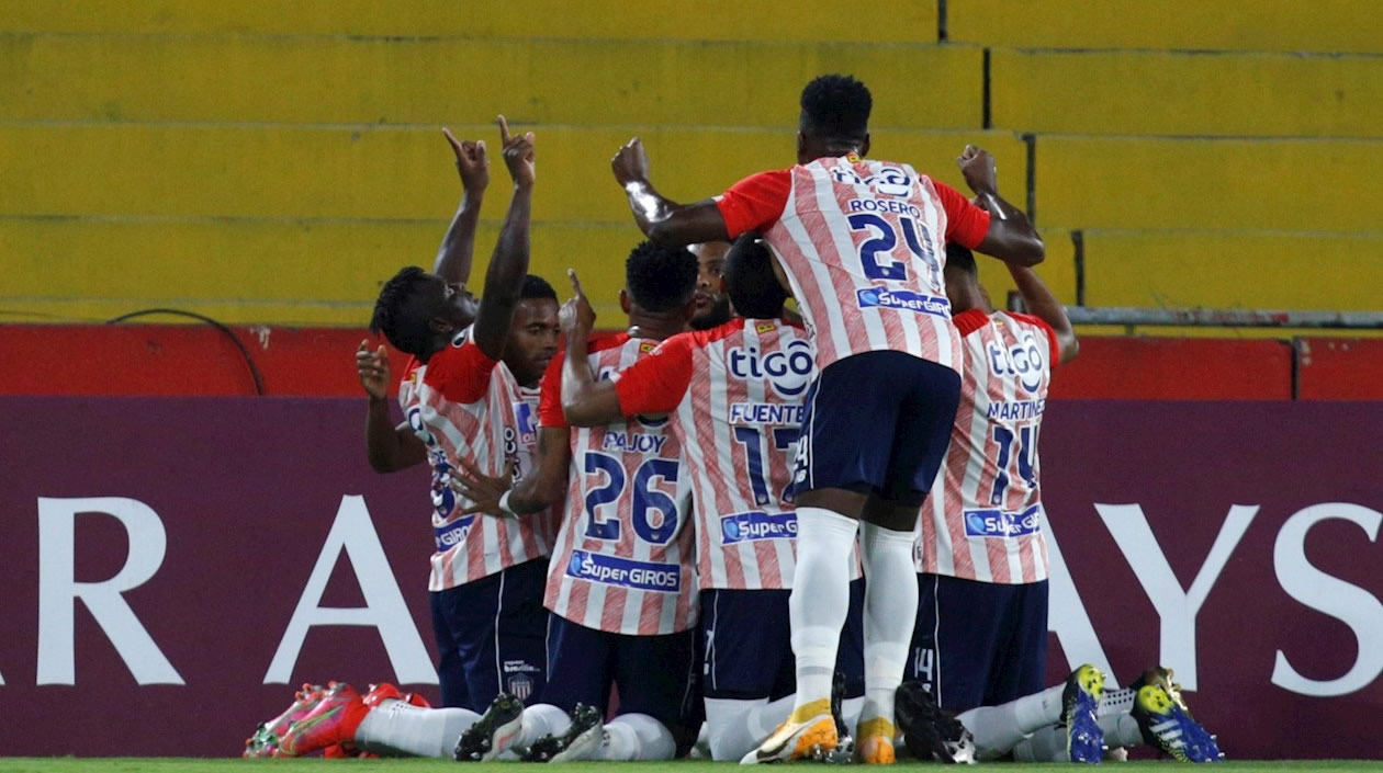 Jugadores del Junior festejando el gol de Miguel Ángel Borja.