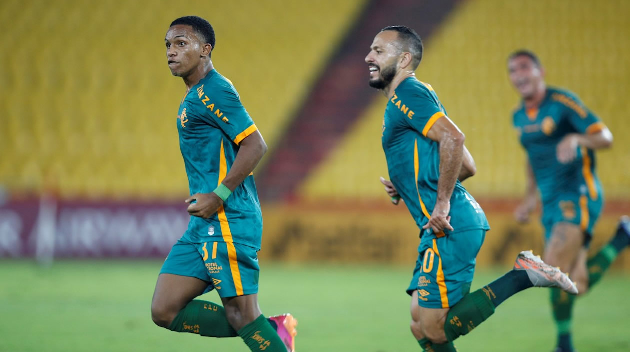 Jugadores de Fluminense celebrando el empate 1-1.