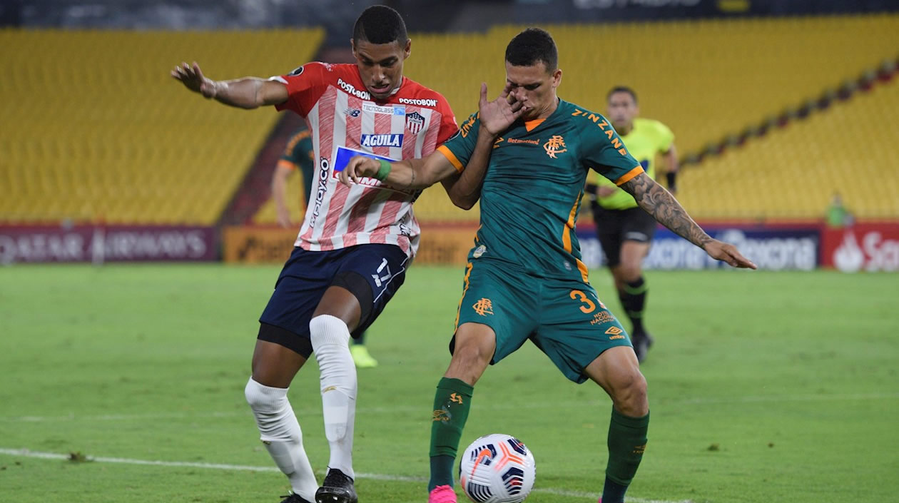 Gabriel Fuentes marcando una llegada del 'Flu'.