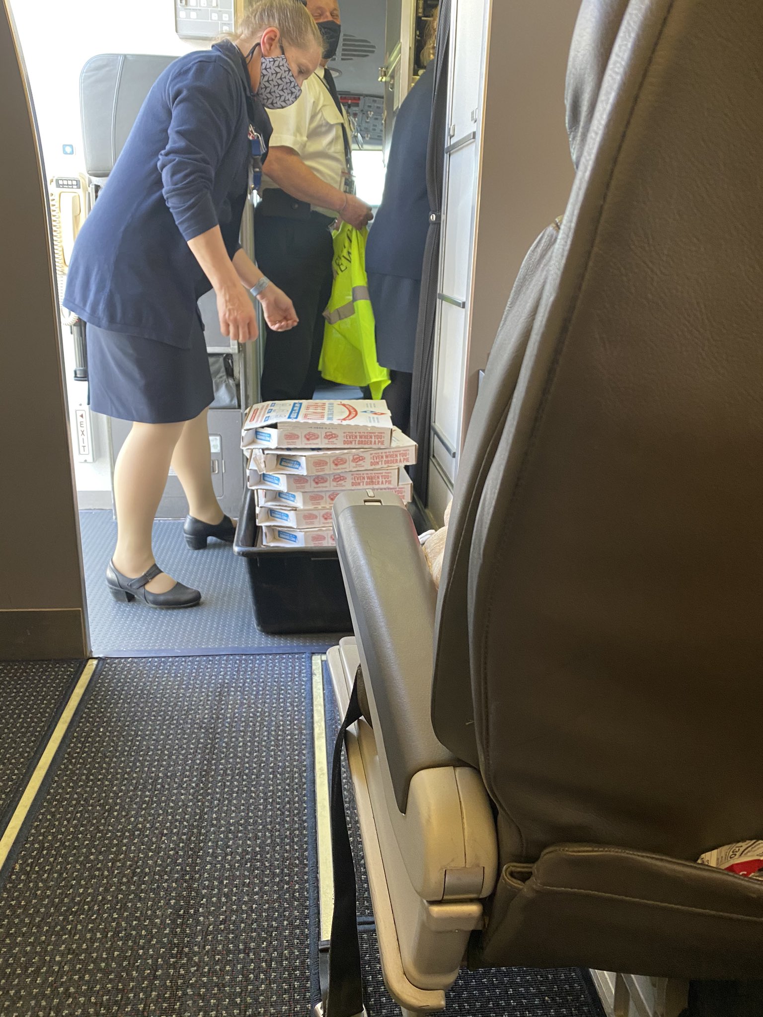 Momento en que llegan las pizzas al avión. 