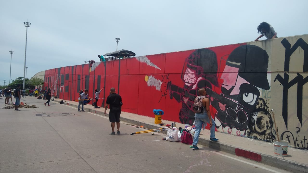 Mural gigante pintado por más de 200 jóvenes en la Circunvalar