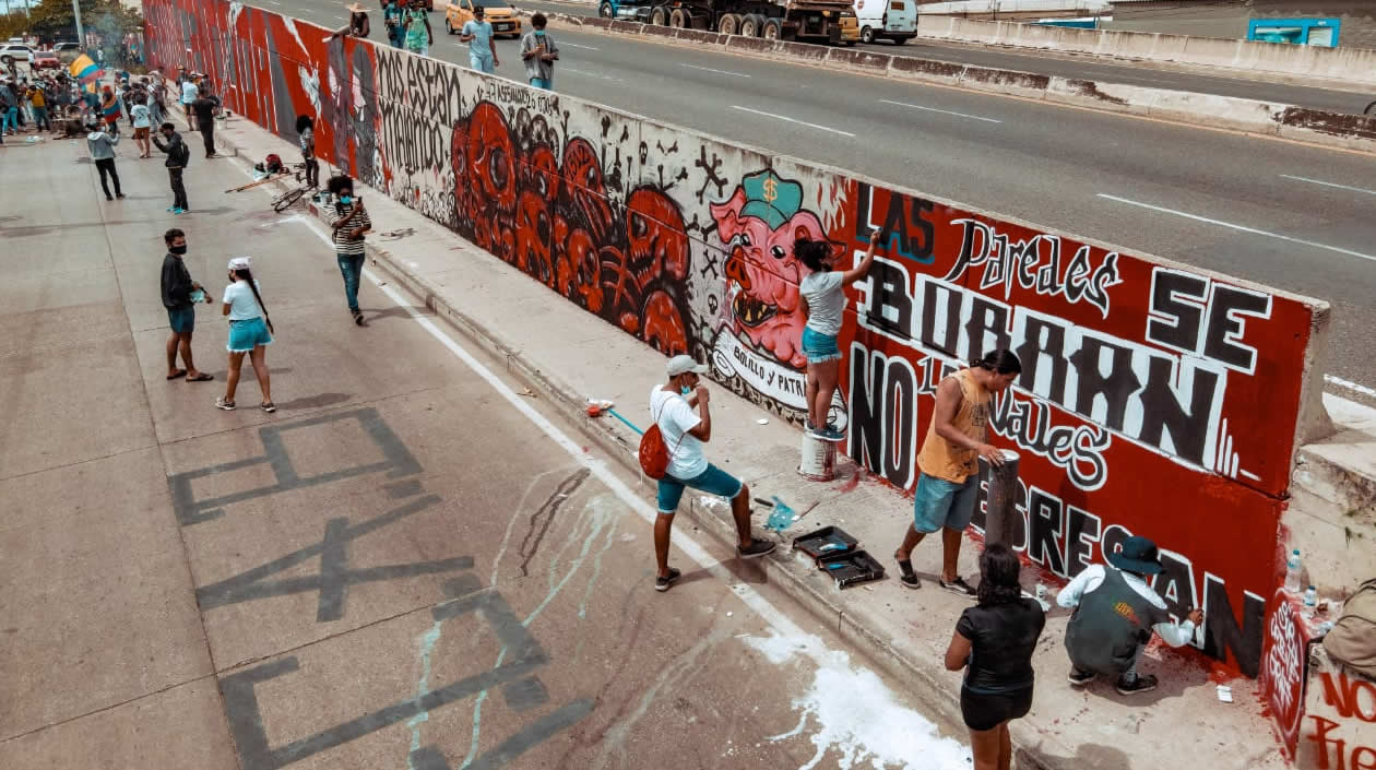 Mural gigante pintado por más de 200 jóvenes en la Circunvalar