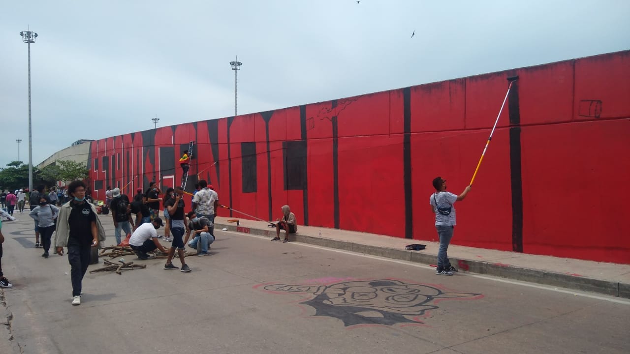 Mural gigante pintado por más de 200 jóvenes en la Circunvalar