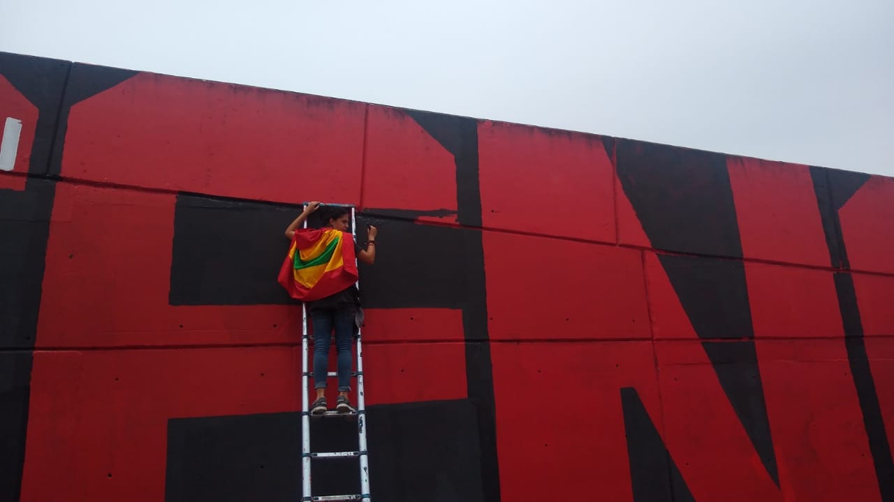 Mural gigante pintado por más de 200 jóvenes en la Circunvalar