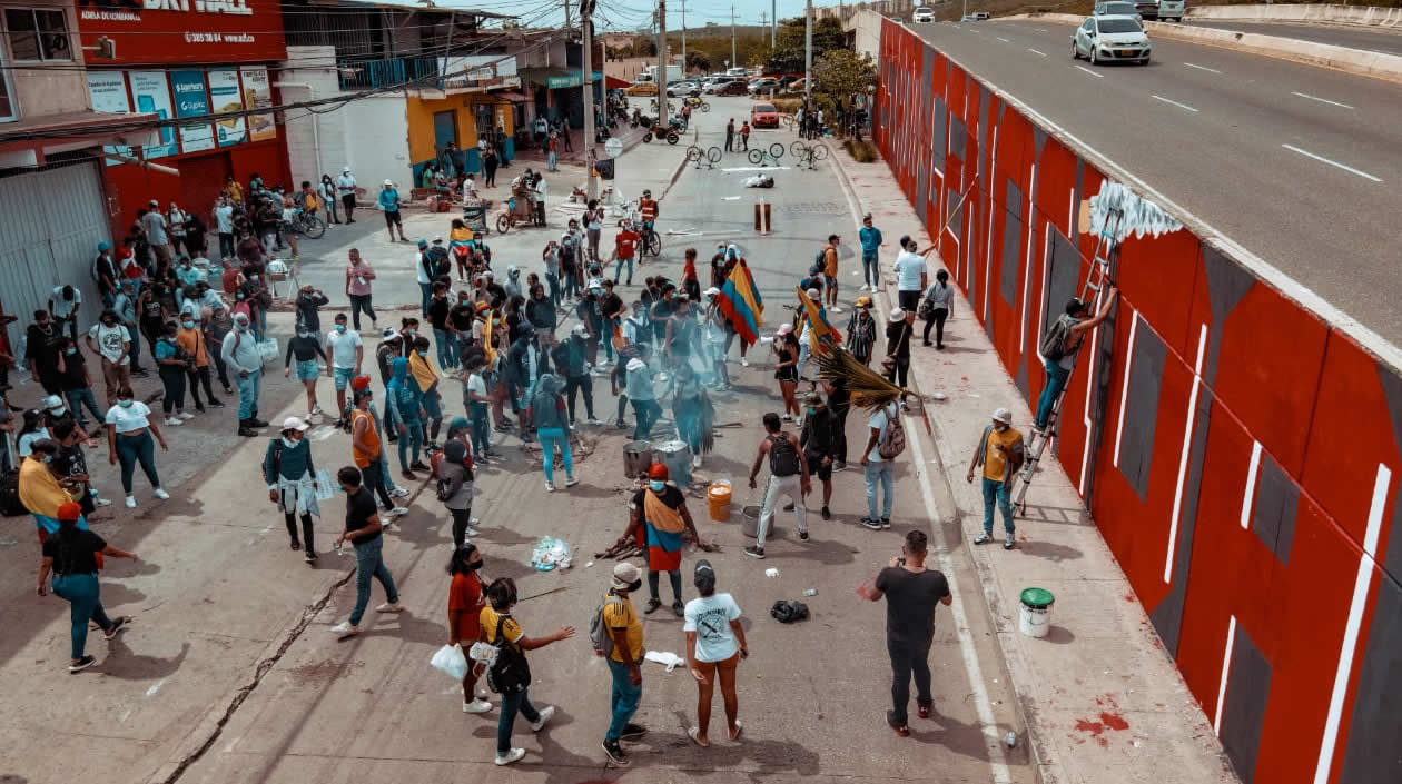 Mural gigante pintado por más de 200 jóvenes en la Circunvalar